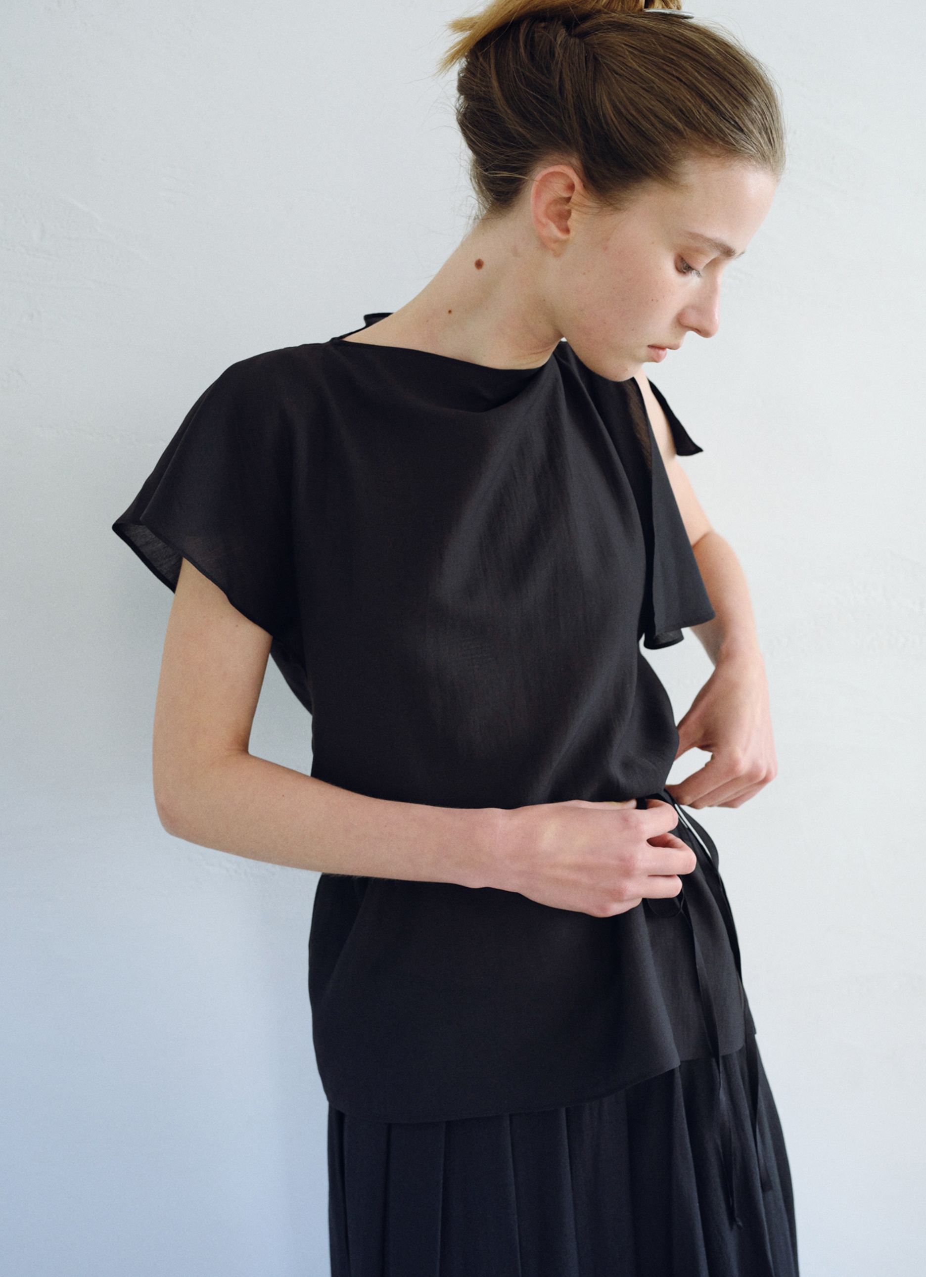오브베이지 FLAP SLIT BUTTON BLOUSE_BLACK_OF2C2XBS01BKA 상품 이미지 1