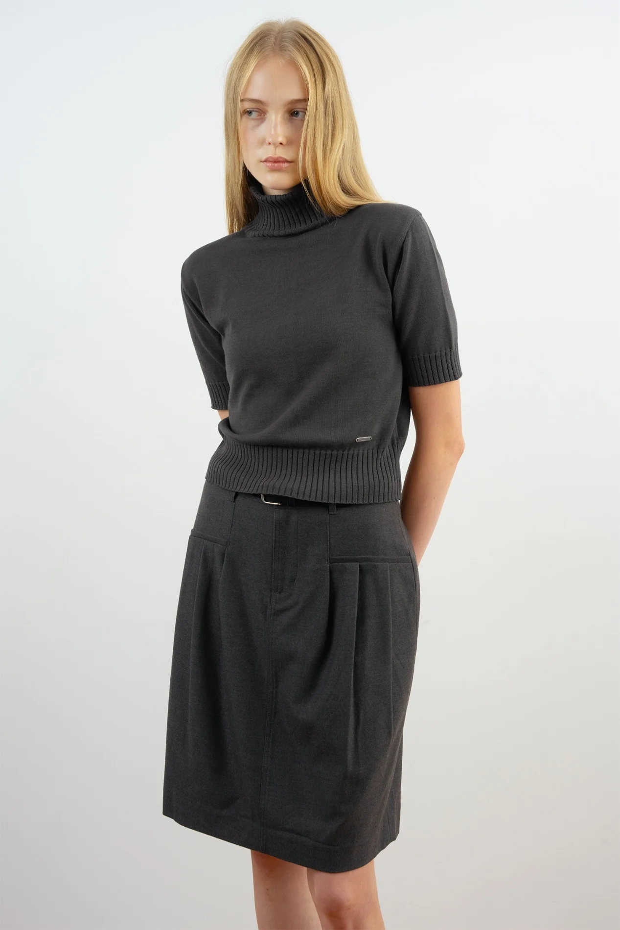 High-Neck Slim Fit Short-Sleeved Knit (Charcoal)