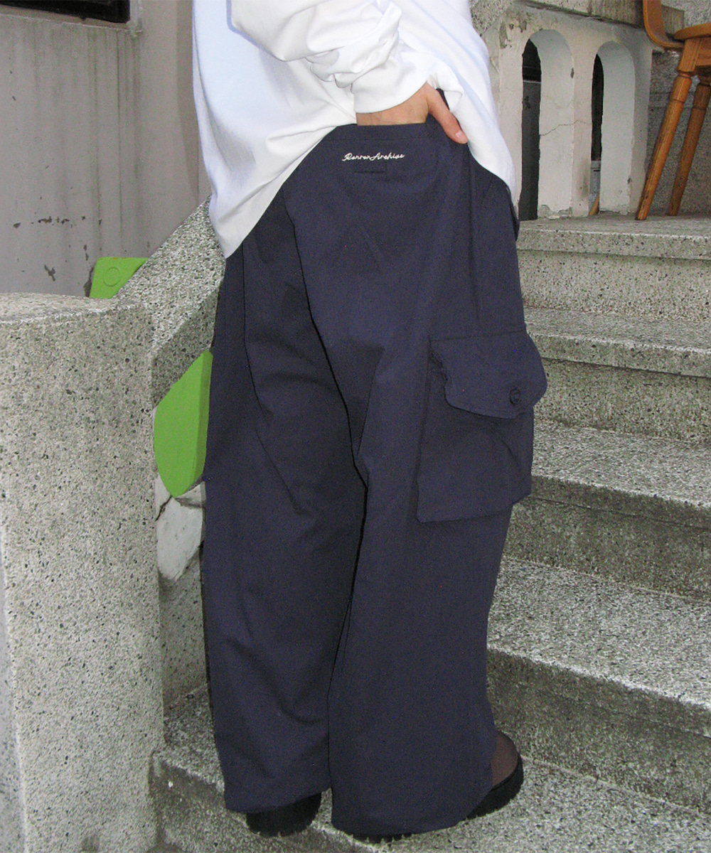 론론 [10/1 순차배송] WIDE POCKET CARGO PANTS NAVY 상품 이미지 1
