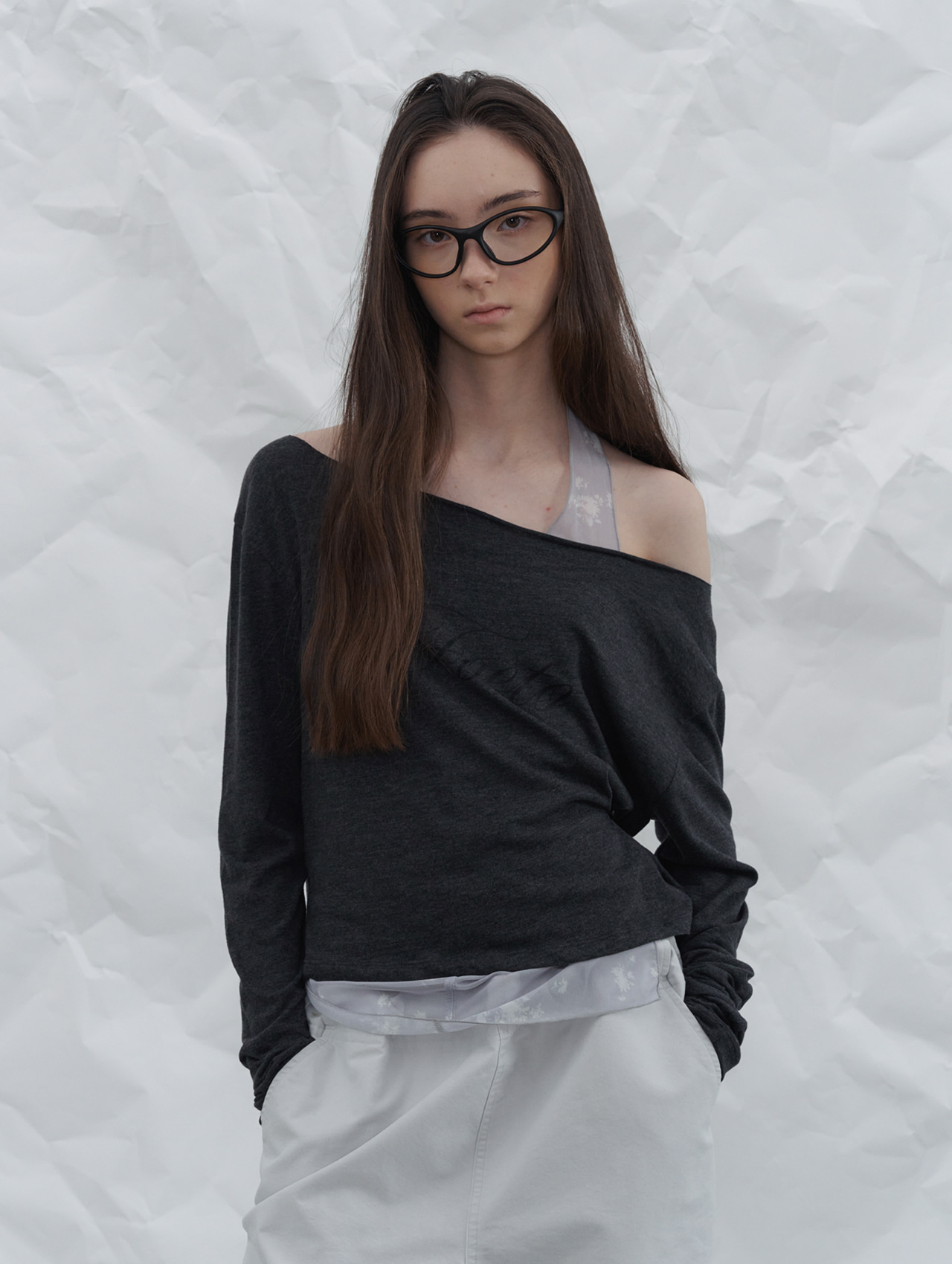 The code off shoulder tee - charcoal (exclusive)