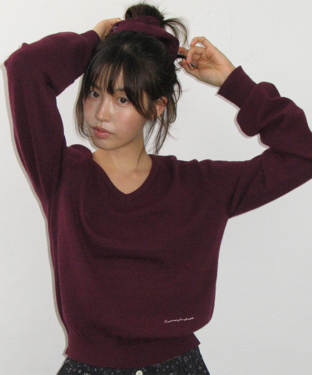 론론 [10/8 순차배송] SCRUNCHIE SET LETTERING V NECK KNIT PURPLE 상품 이미지 1