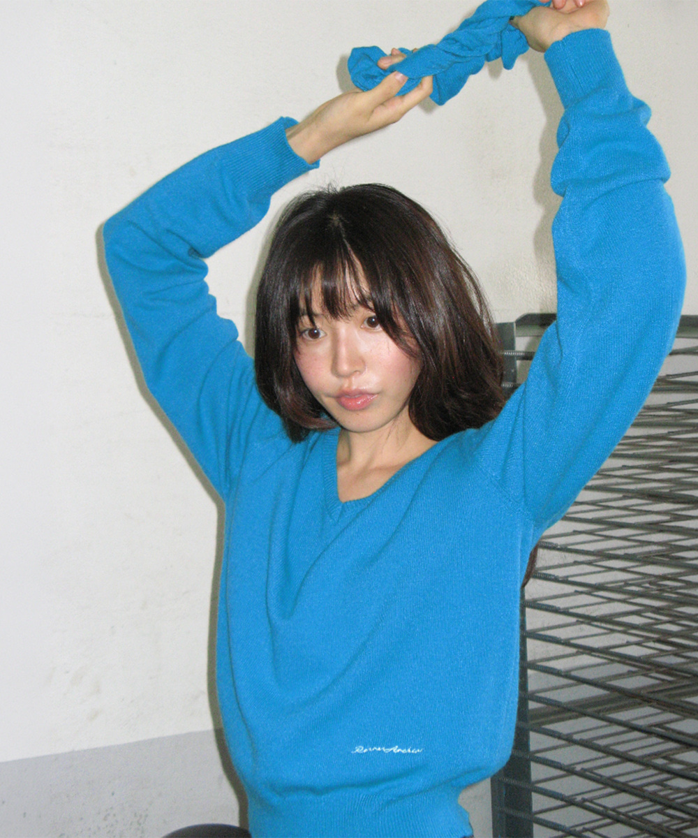 론론 SCRUNCHIE SET LETTERING V NECK KNIT BLUE 상품 이미지 1