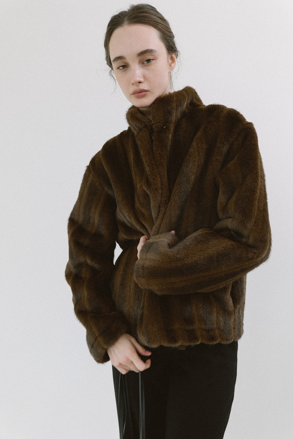 VOLUME HIGH NECK FAUX FUR JACKET [ BROWN ]