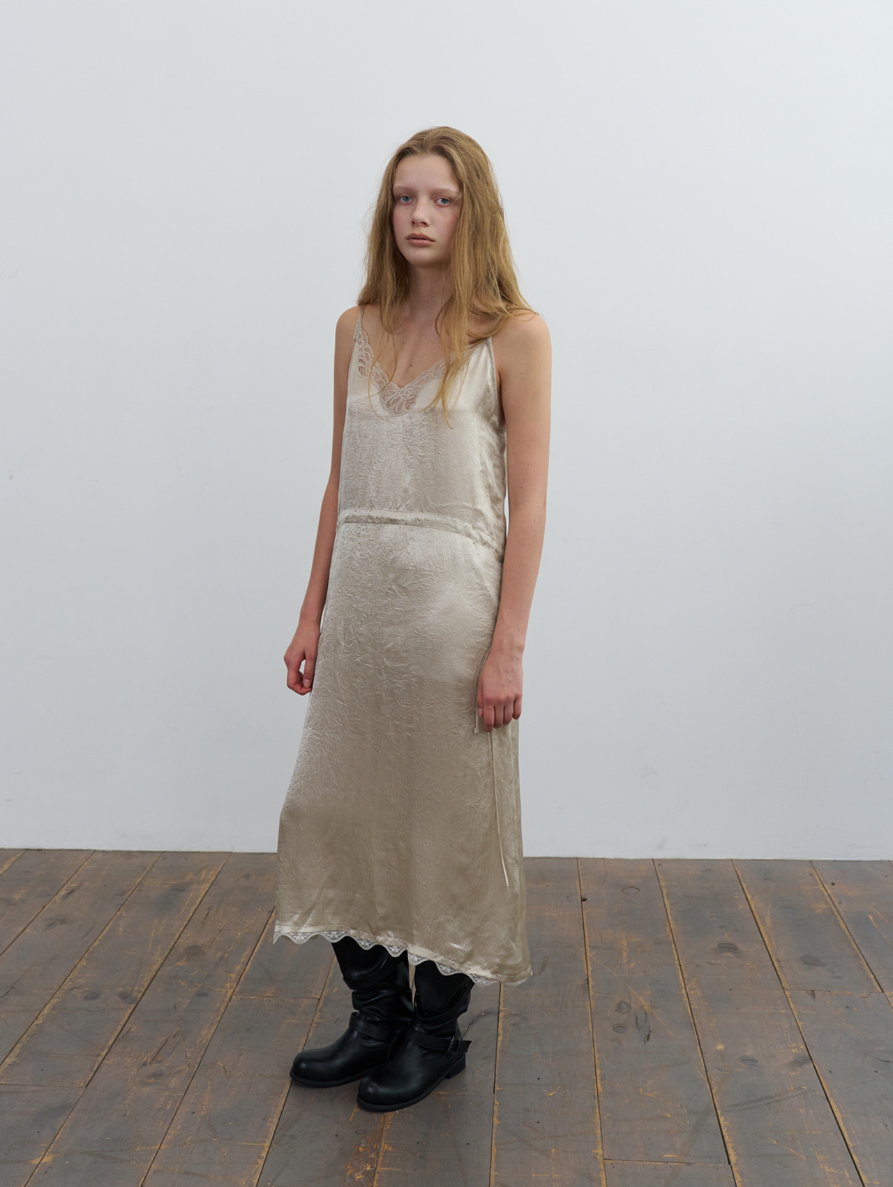 포에토 Marlow satin midi dress - beige 상품 이미지 1