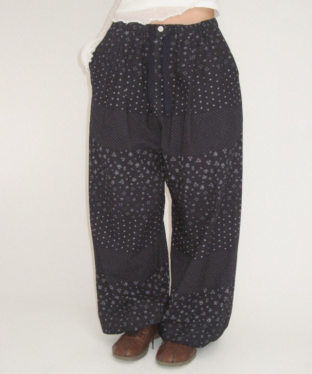 [9/30 순차배송] FLORAL PATCHWORK PINTUCK PANTS NAVY