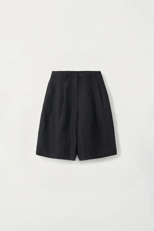 Maron linen tuck shorts (Black)