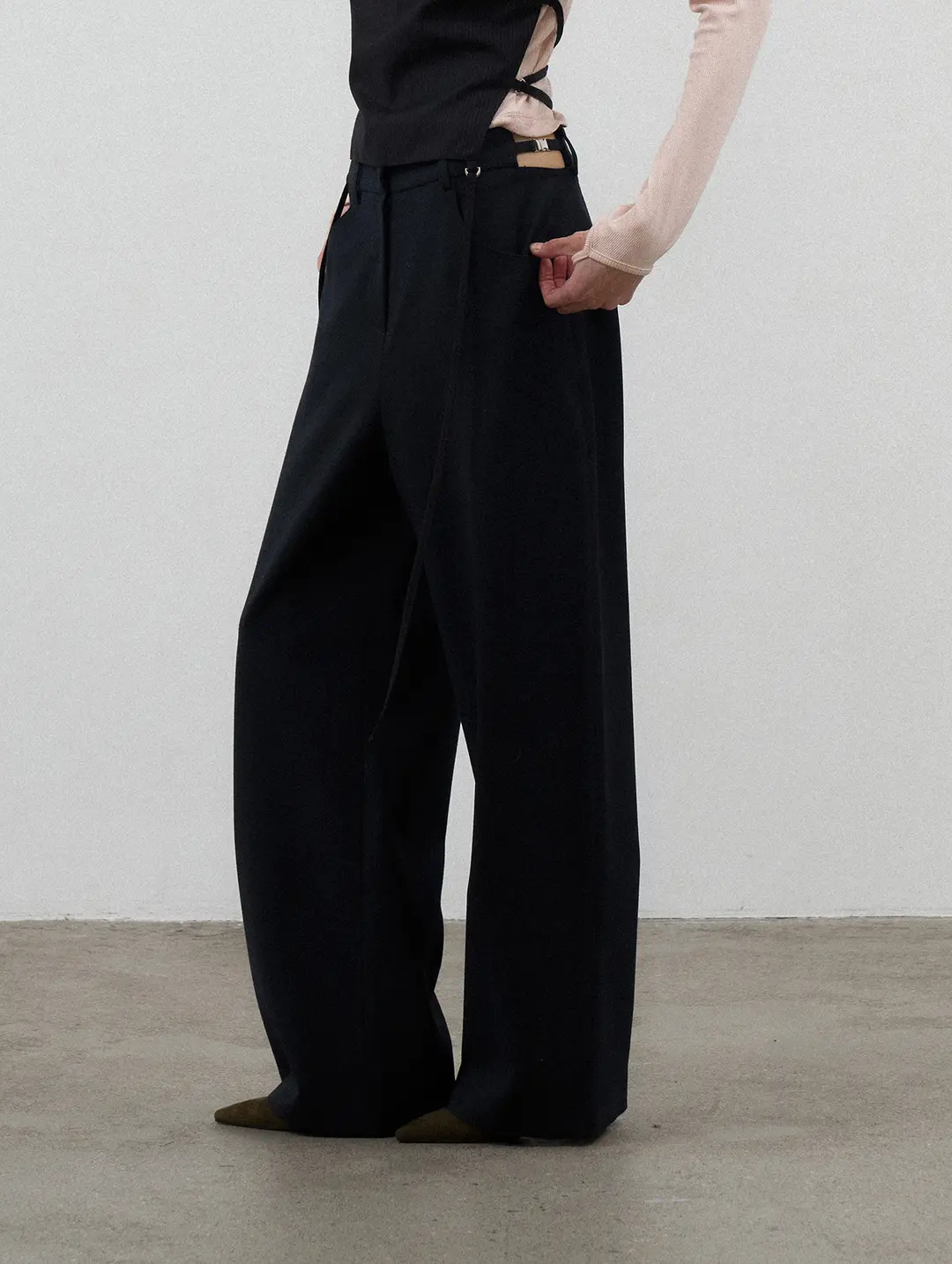 포에토 BAS CUT WOOL SLACKS - NAVY 상품 이미지 2