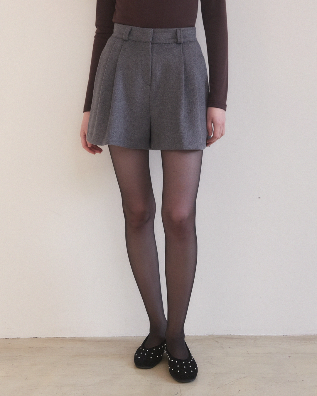 어다울 Woolen pintuck short pants - charcoal 상품 이미지 2