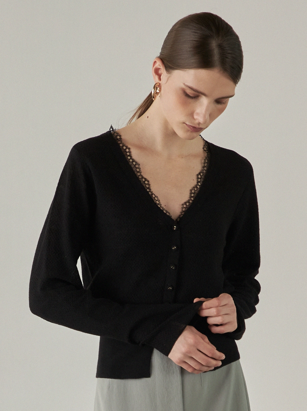 메종드이네스 LACED V-NECK CARDIGAN_BLACK 상품 이미지 3
