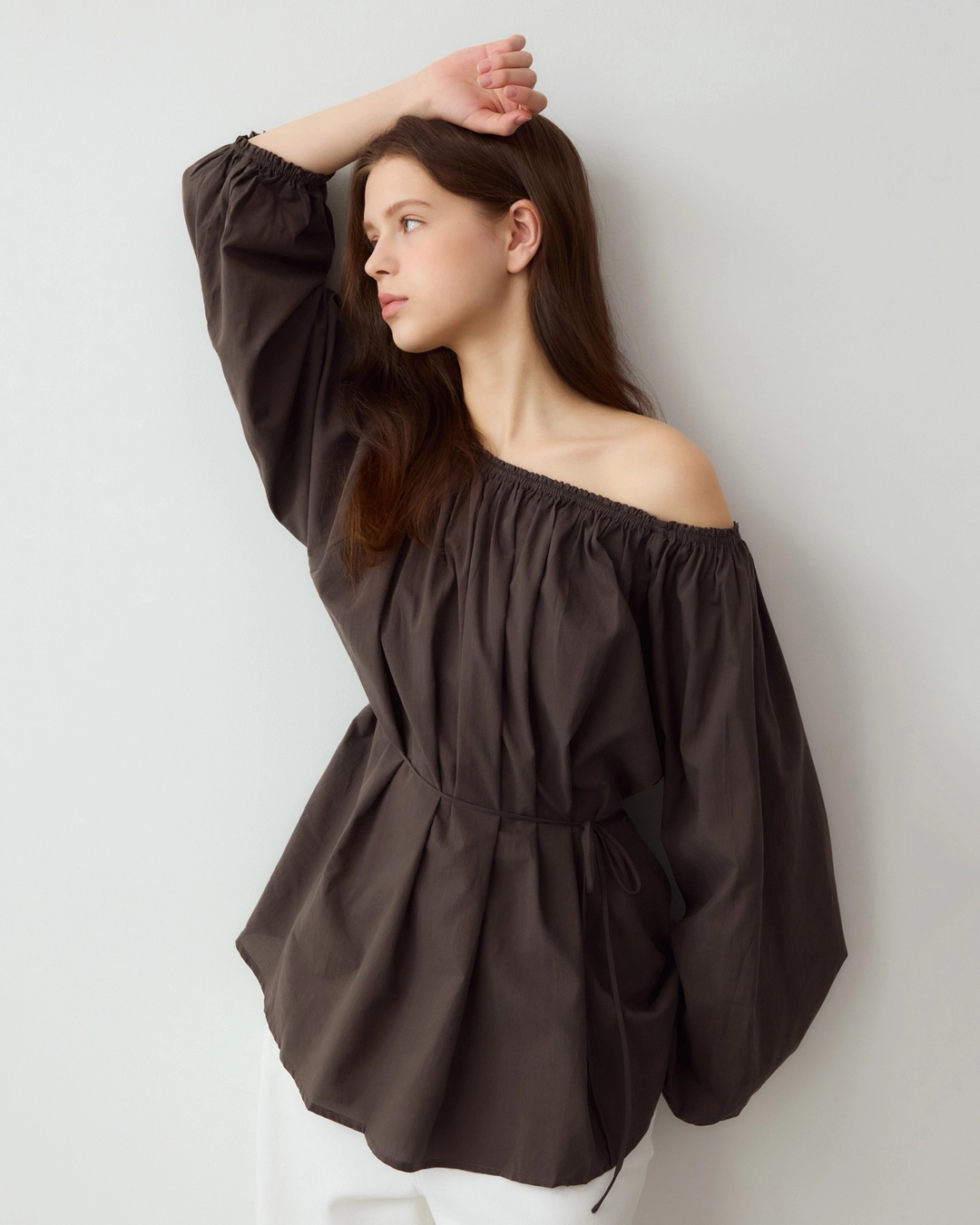 어다울 Two way off shoulder shirring blouse - brown 상품 이미지 1