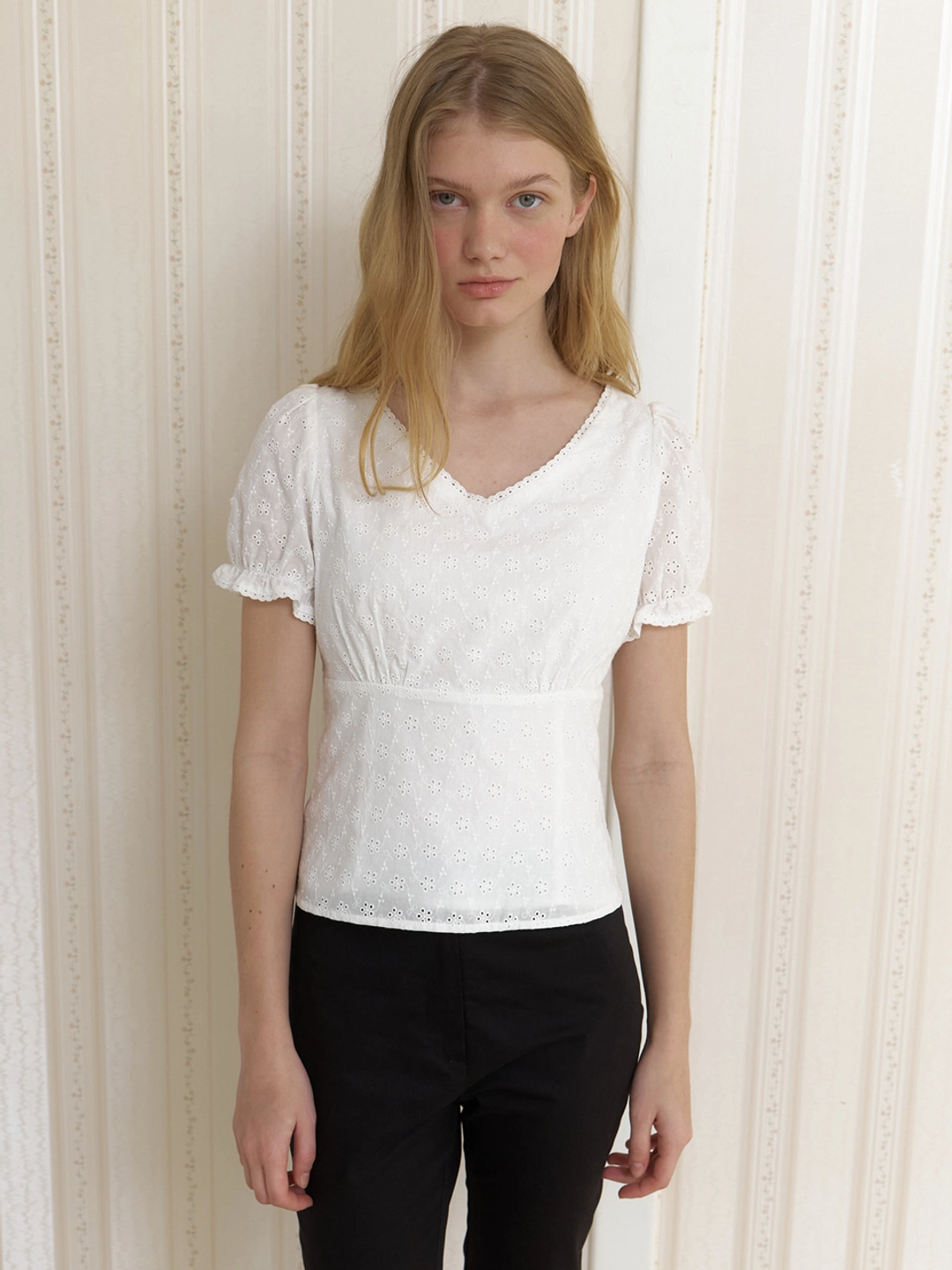 어몽 A EYELET V-NECK LACE BLOUSE_WHITE 상품 이미지 1