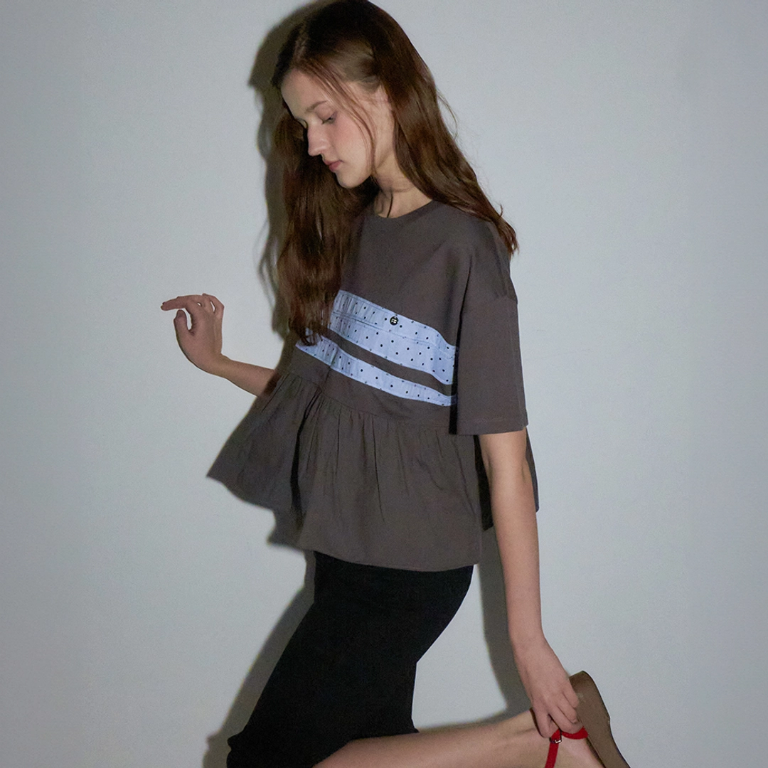 론론 PATCHWORK RUFFLE SHORT SLEEVE T SHIRT CHARCOAL 상품 이미지 2