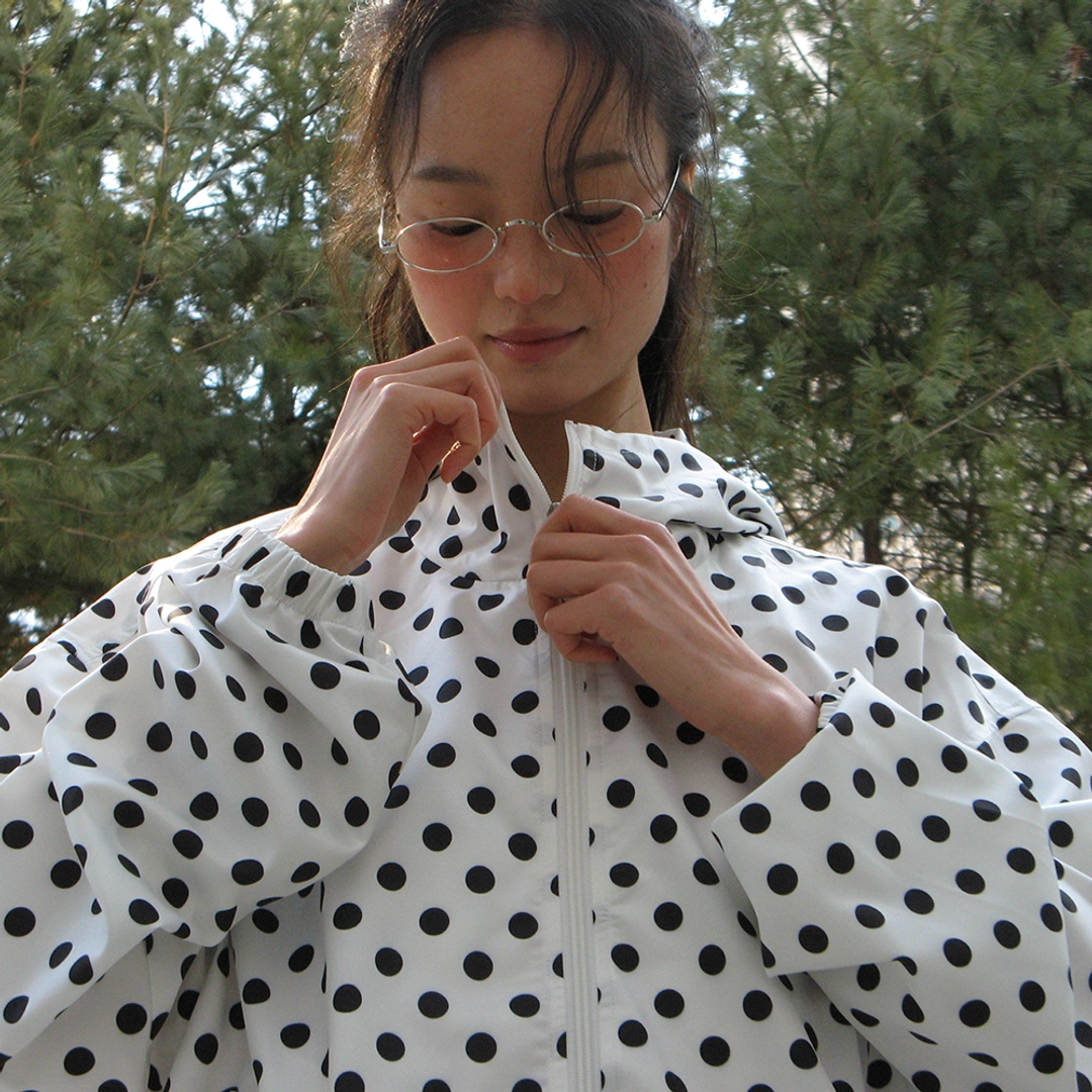 론론 HOODED WINDBREAKER JUMPER WHITE BLACK DOT 상품 이미지 2