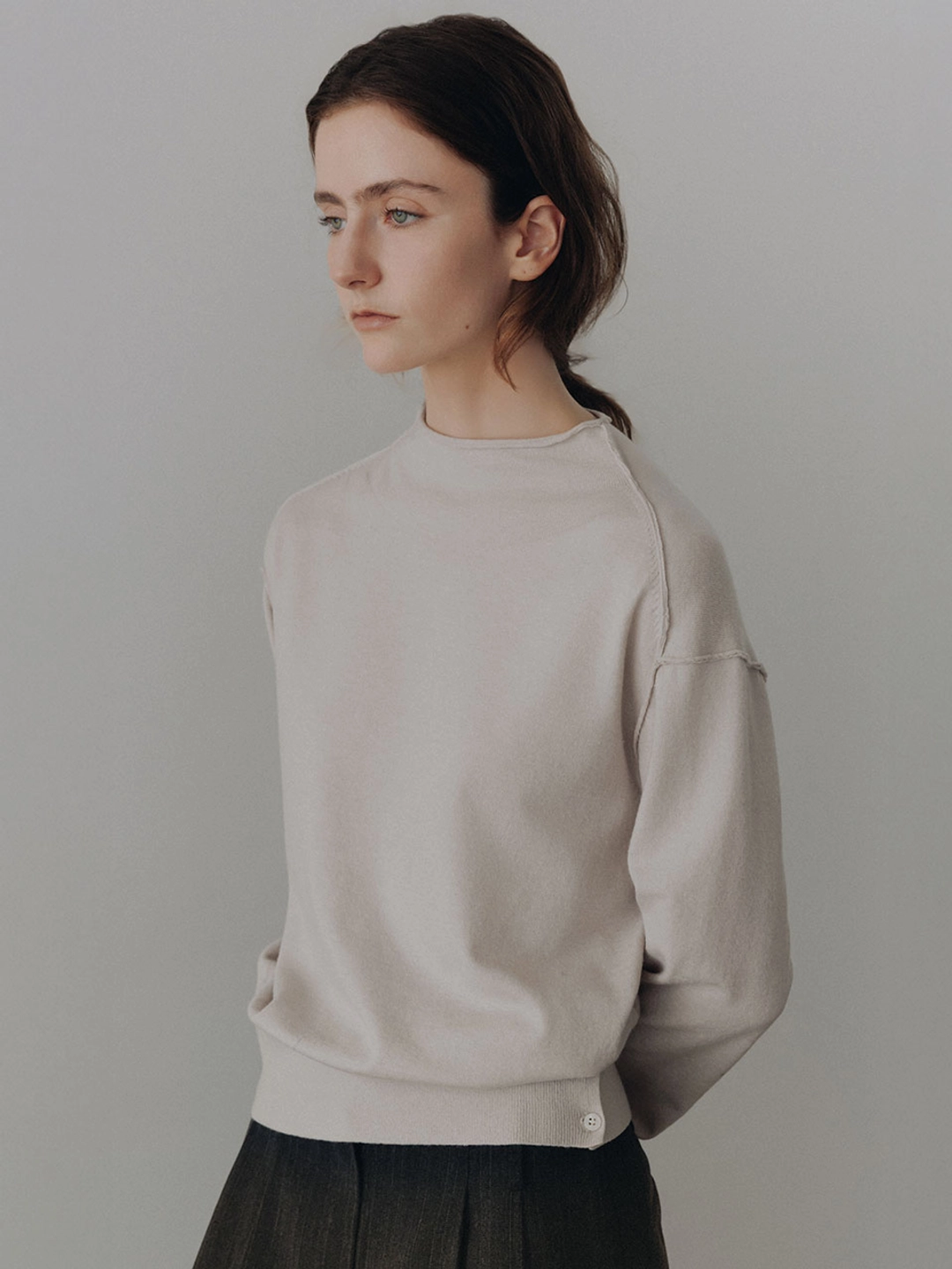 루에브르 Mock Neck Knit Top with Hem Rib Button Detail SK6AP867_2color 상품 이미지 1