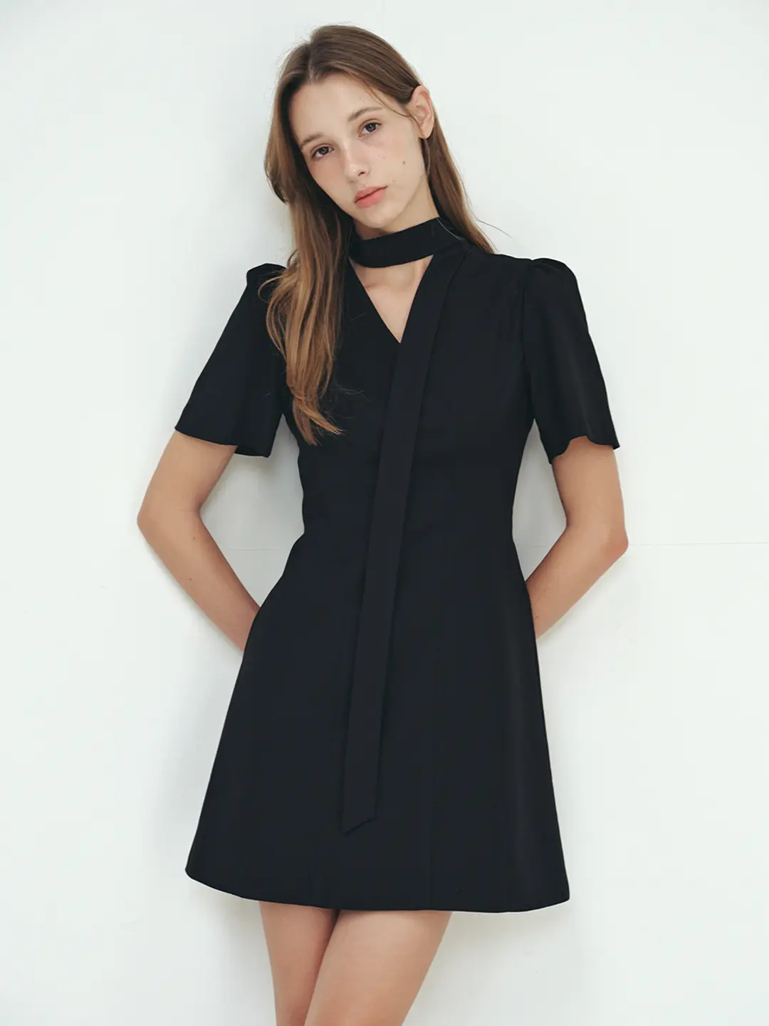 쏘이르 TIE POINTED MINI DRESS - BLACK 상품 이미지 2