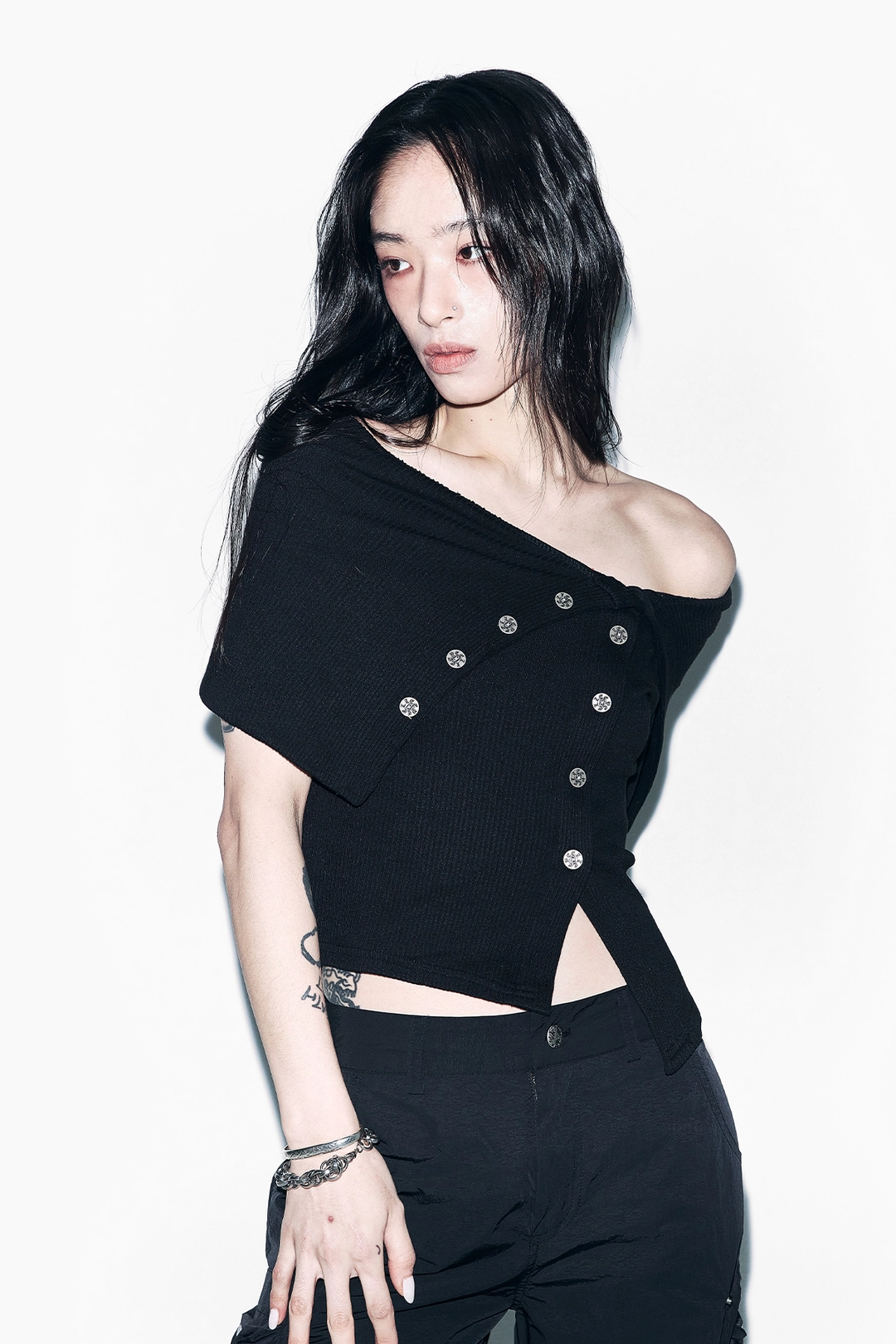 와이이이엘 ASYMMETRIC OFF-SHOULDER BUTTON TOP BLACK 상품 이미지 2