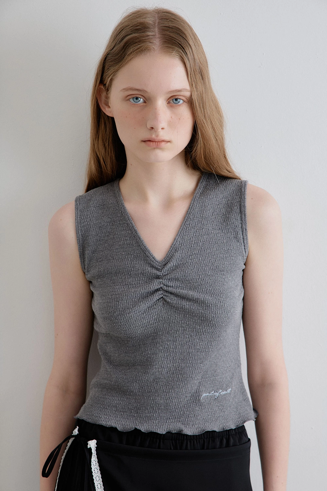 포트오브콜 [5차_6/2예약배송]claude v-neck sleeveless top_charcoal 상품 이미지 2