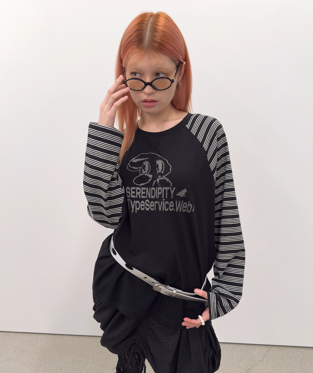 타입서비스 [2차] Peep Raglan Top [Black] 상품 이미지 2