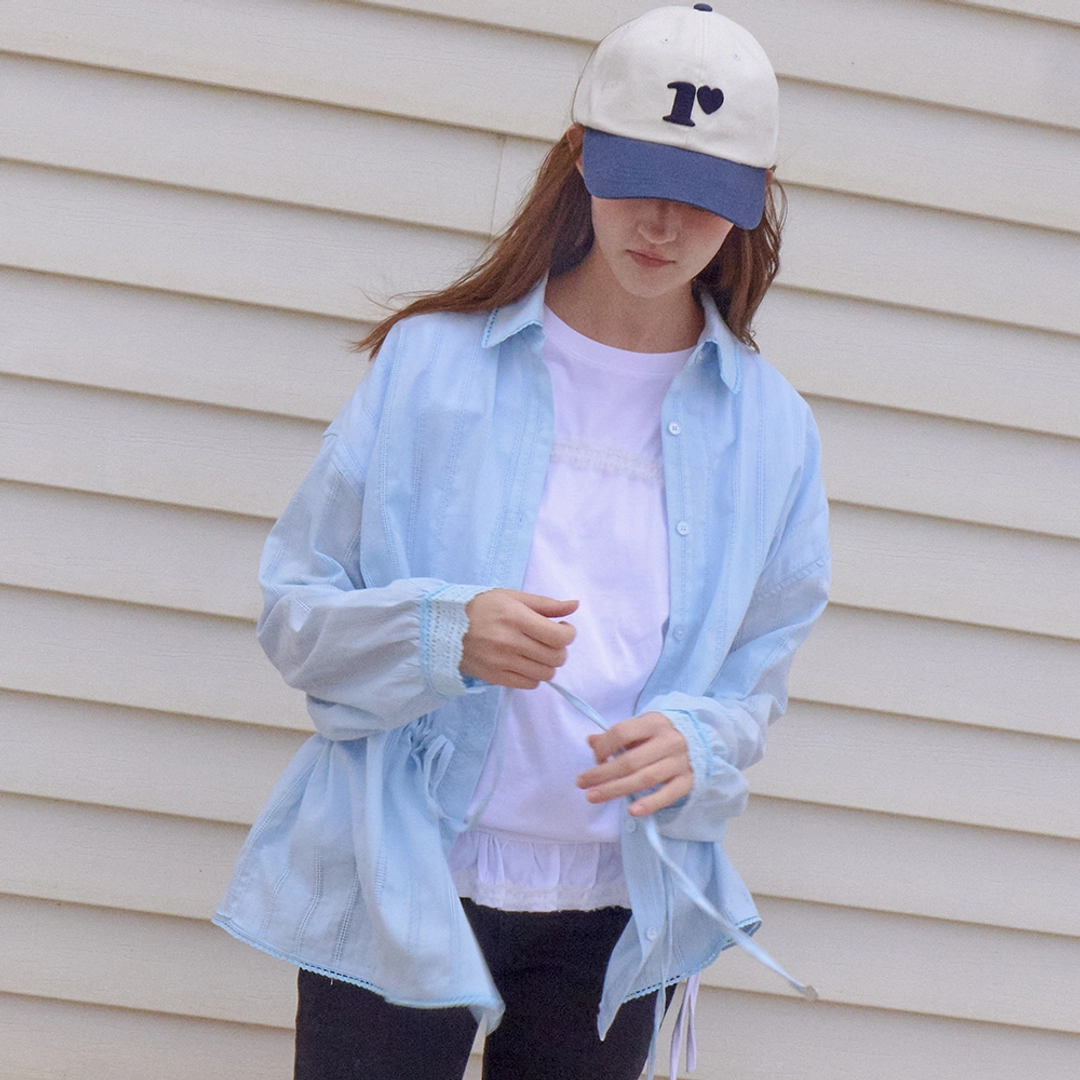 론론 DRAWSTRING WAIST TORCHON LACE FRILL SHIRT SOFT BLUE 상품 이미지 2