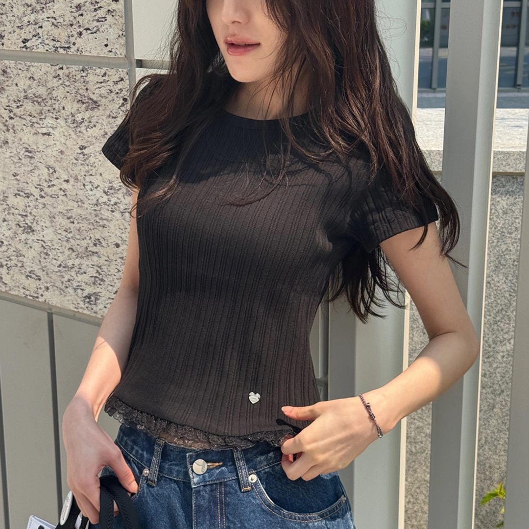 론론 LACE FRILL SLIM CROP PLEATS T SHIRT BLACK 상품 이미지 2