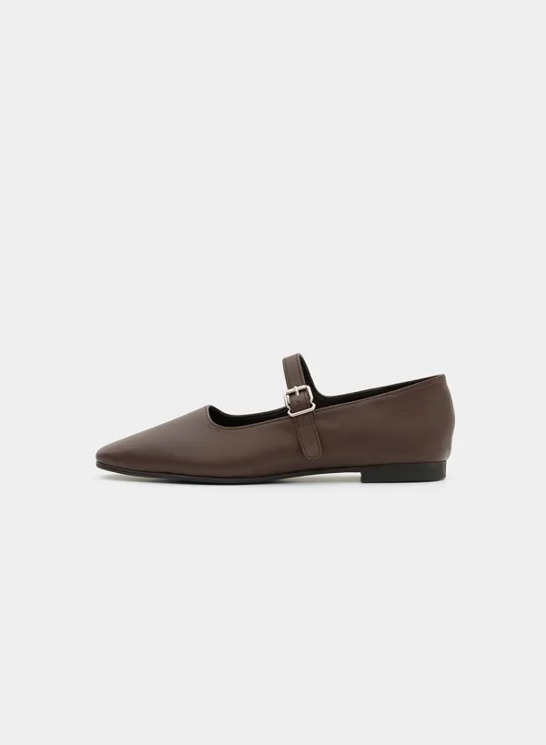Elina mary jane flat