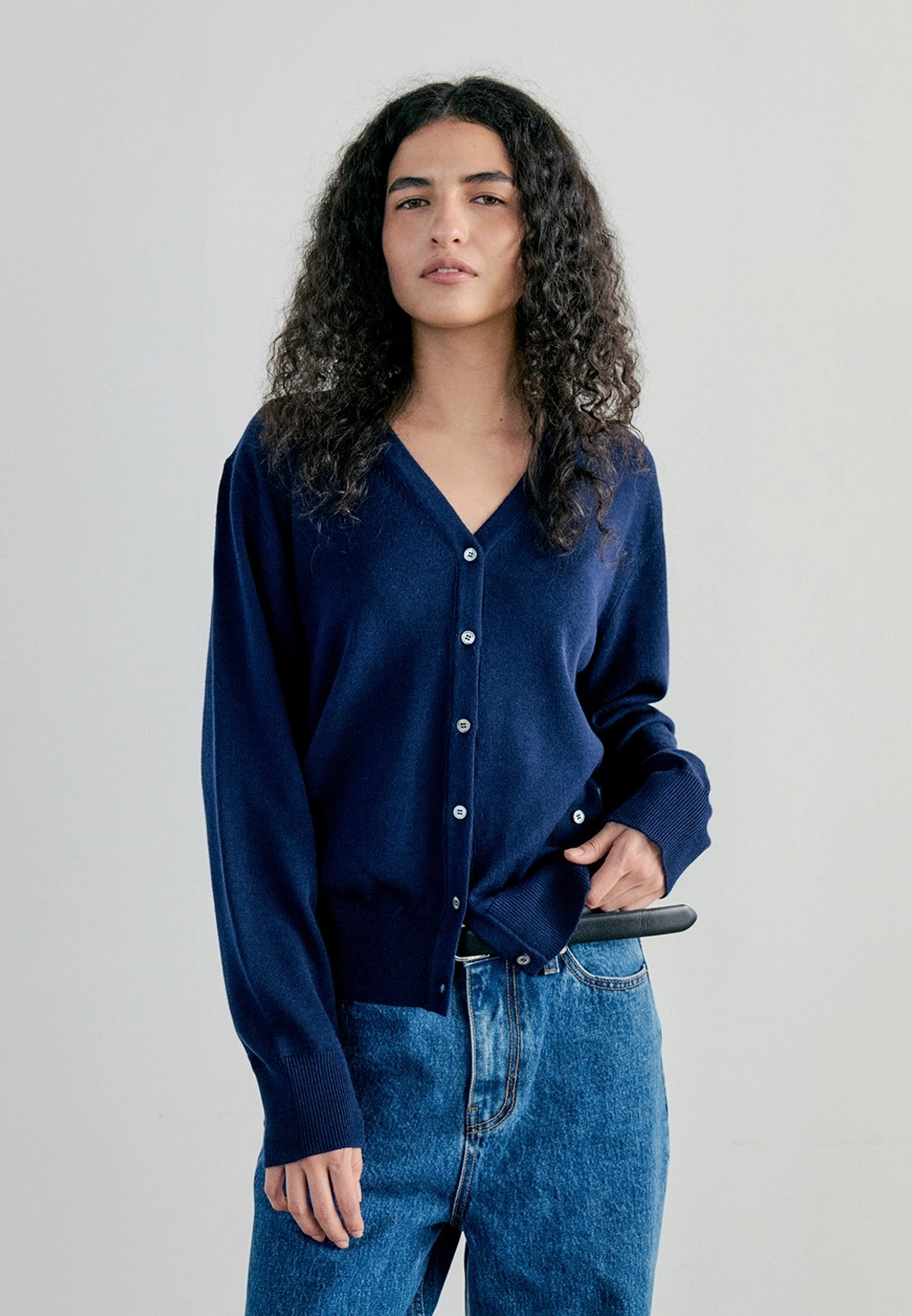 노티아 WOOL SILK V-NECK CARDIGAN - NAVY 상품 이미지 1