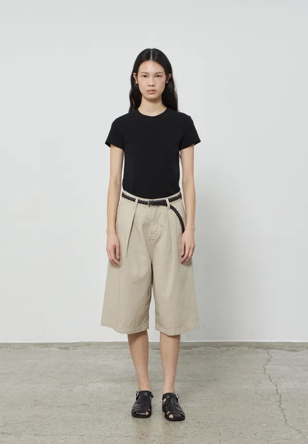 COTTON ONE TUCK BERMUDA PANTS - BEIGE