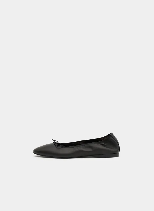 Derek leather flat