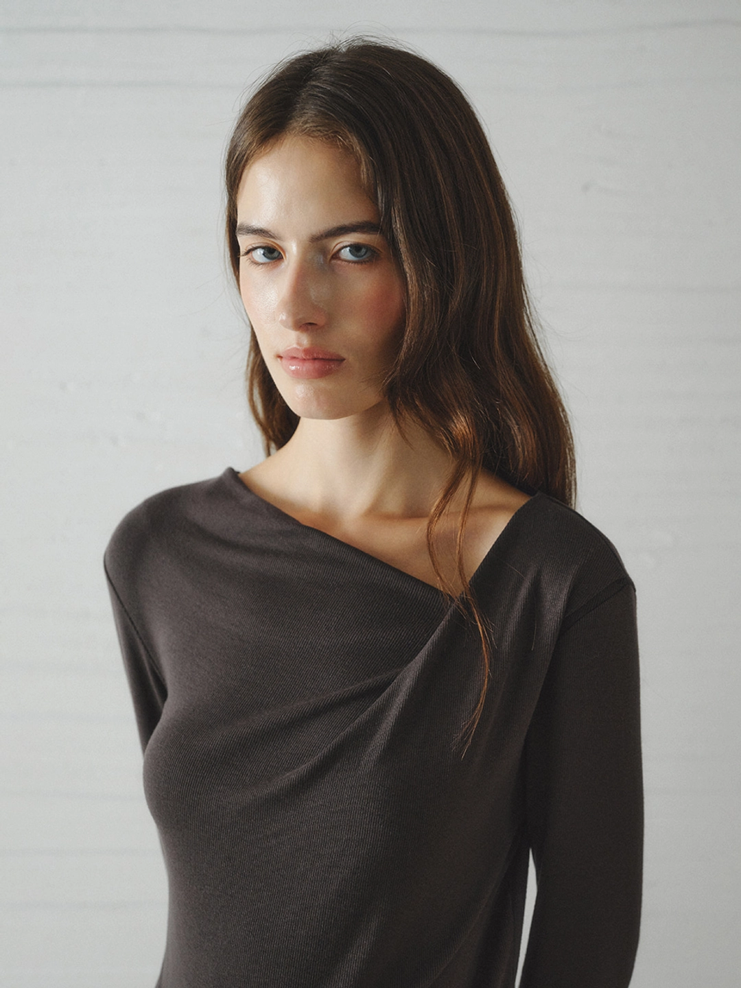르니나 ROEL drape neck t-shirt_charcoal 상품 이미지 2