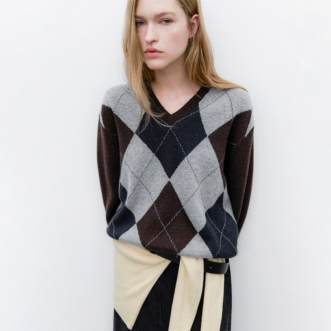 아뜰리에 나인 (T-7104)WOOL BLENDED ARGYLE V-NECK KNIT 상품 이미지 1