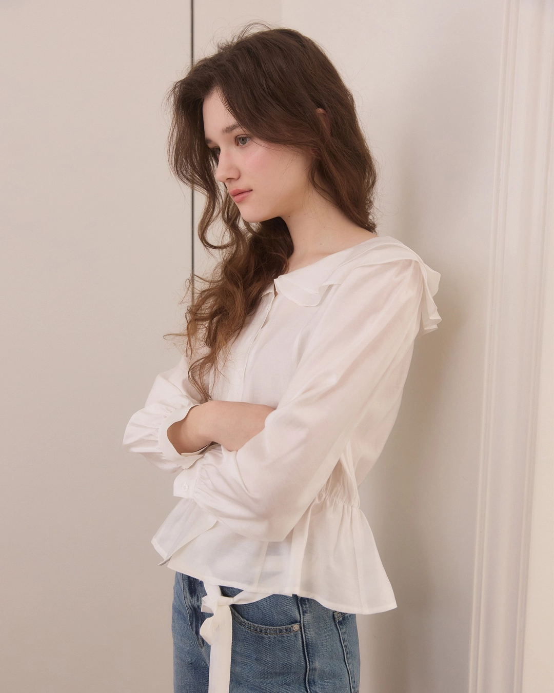 어다울 Duffle shirring ruffle tie blouse - white 상품 이미지 3