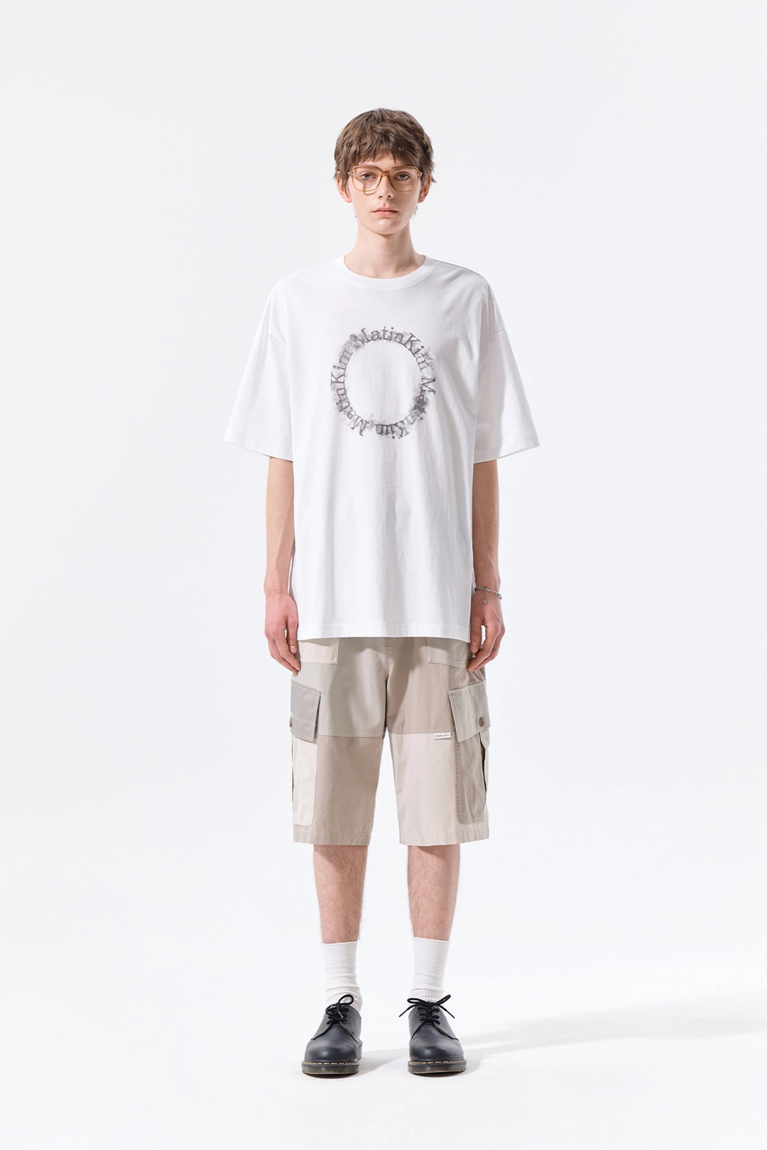 마뗑킴 PATCHWORK CARGO BERMUDA PANTS FOR MEN IN BEIGE 상품 이미지 1