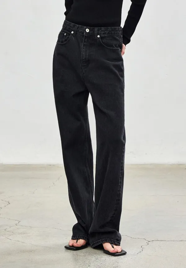 STRAIGHT BLACK DENIM