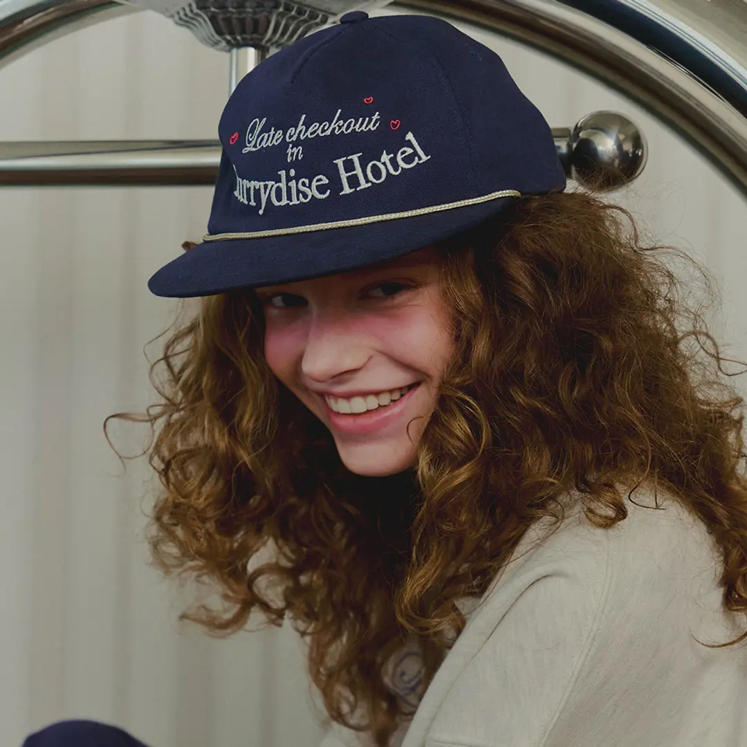 론론 LATE CHECK-OUT LETTERING BALL CAP NAVY 상품 이미지 2