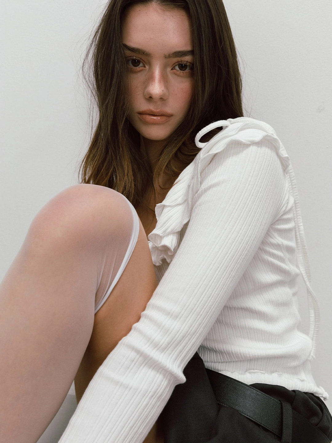 모이페어 FRILL OFF SHOULDER T-SHIRT / WHITE 상품 이미지 3