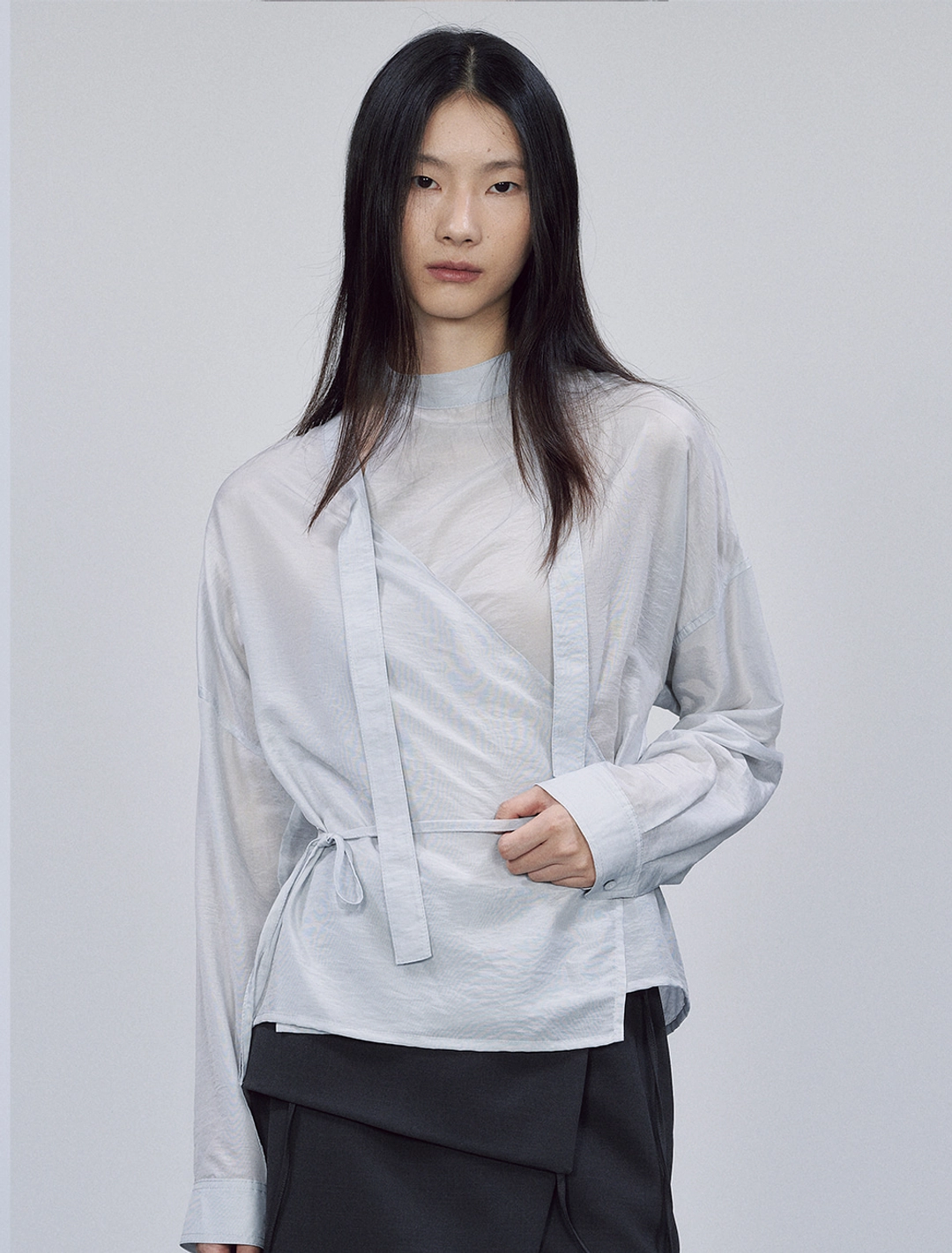 솔티페블 TIE DETAIL WRAP BLOUSE [LIGHT BLUE] 상품 이미지 2