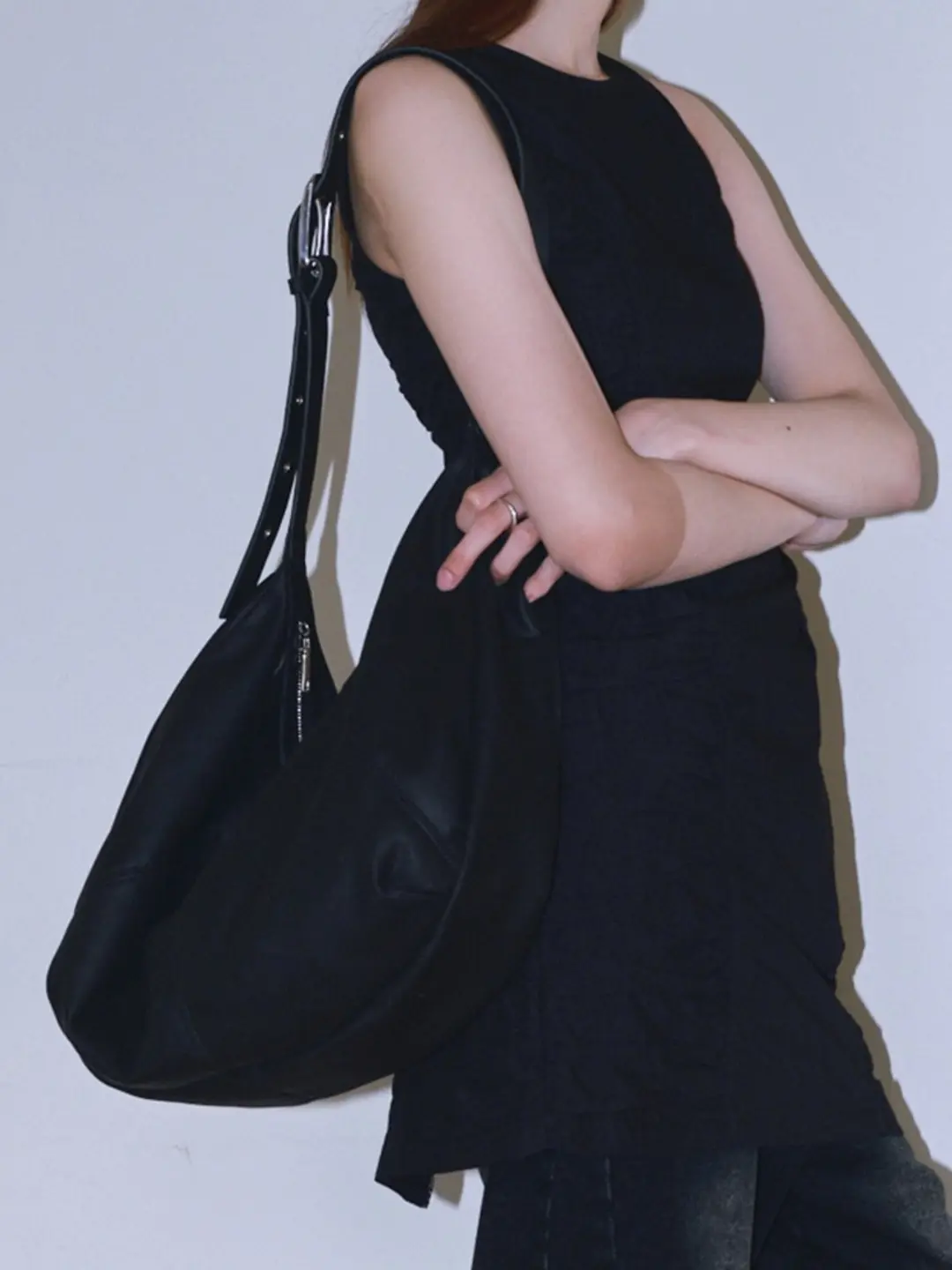 밀로 우먼 Vegan Suede Hobo Bag [Black] 상품 이미지 2