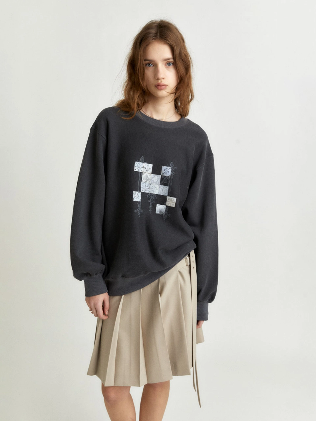 뮤제 ARTISTE Oversize Print Sweatshirt_Gray Pigment 상품 이미지 3