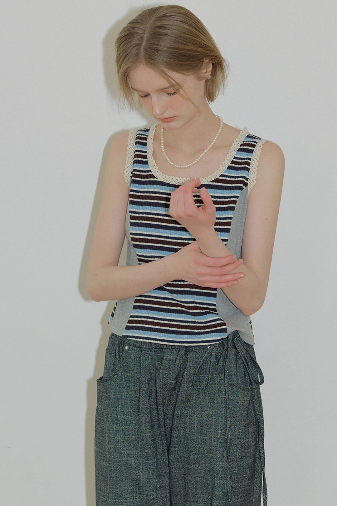 모어댄라이크 STRIPE LACE SLEEVELESS - SKYBLUE 상품 이미지 1