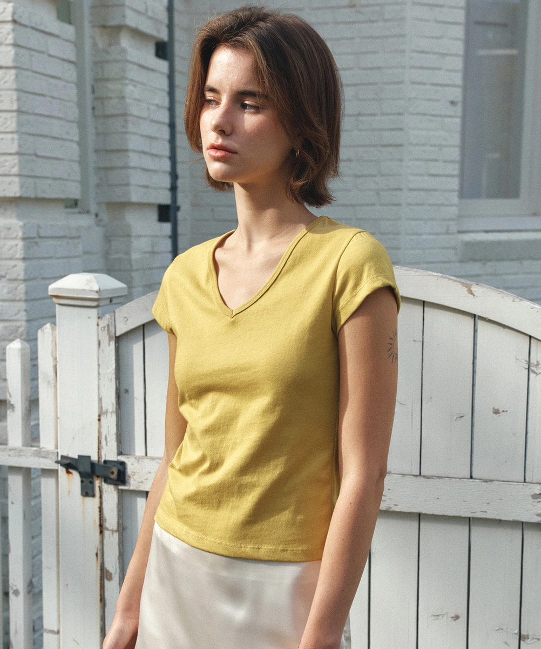반원 아뜰리에 A3597 에센셜 V넥 티셔츠_Mustard yellow 상품 이미지 2
