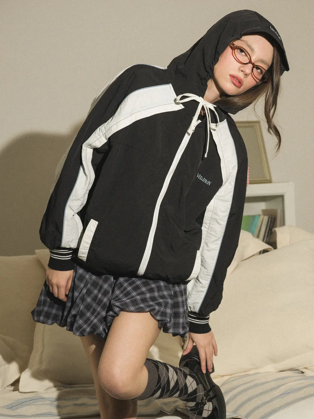 바이탈싸인 [LINE] 후드 배색 믹스 윈드브레이커 (Black) 상품 이미지 1
