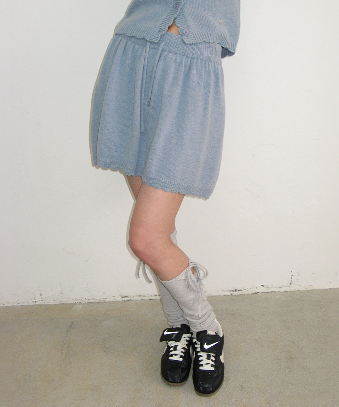 론론 SCALLOP TRIM KNIT MINI SKIRT SOFT BLUE 상품 이미지 2