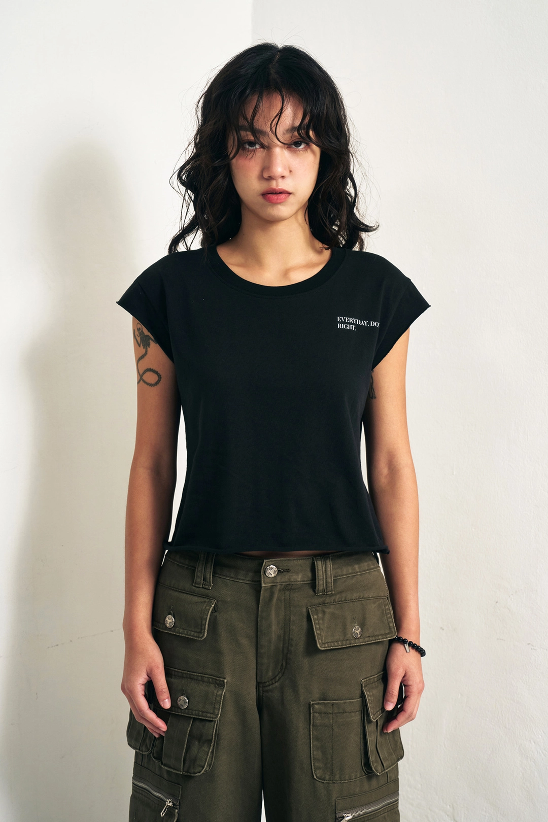 와이이이엘 Y. CAP SLEEVE T-SHIRT BLACK 상품 이미지 2