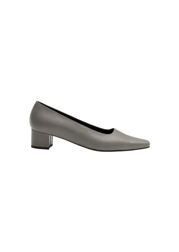 Pointed toe pumps, Grey
