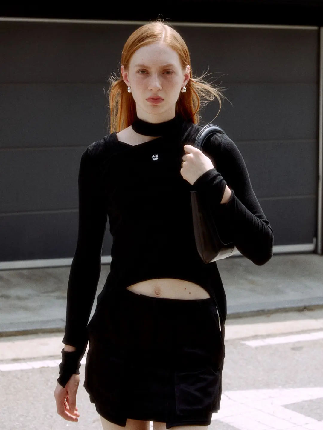 뮤제 QUATRE Cutout Detail Symbol Point Top_Black 상품 이미지 2