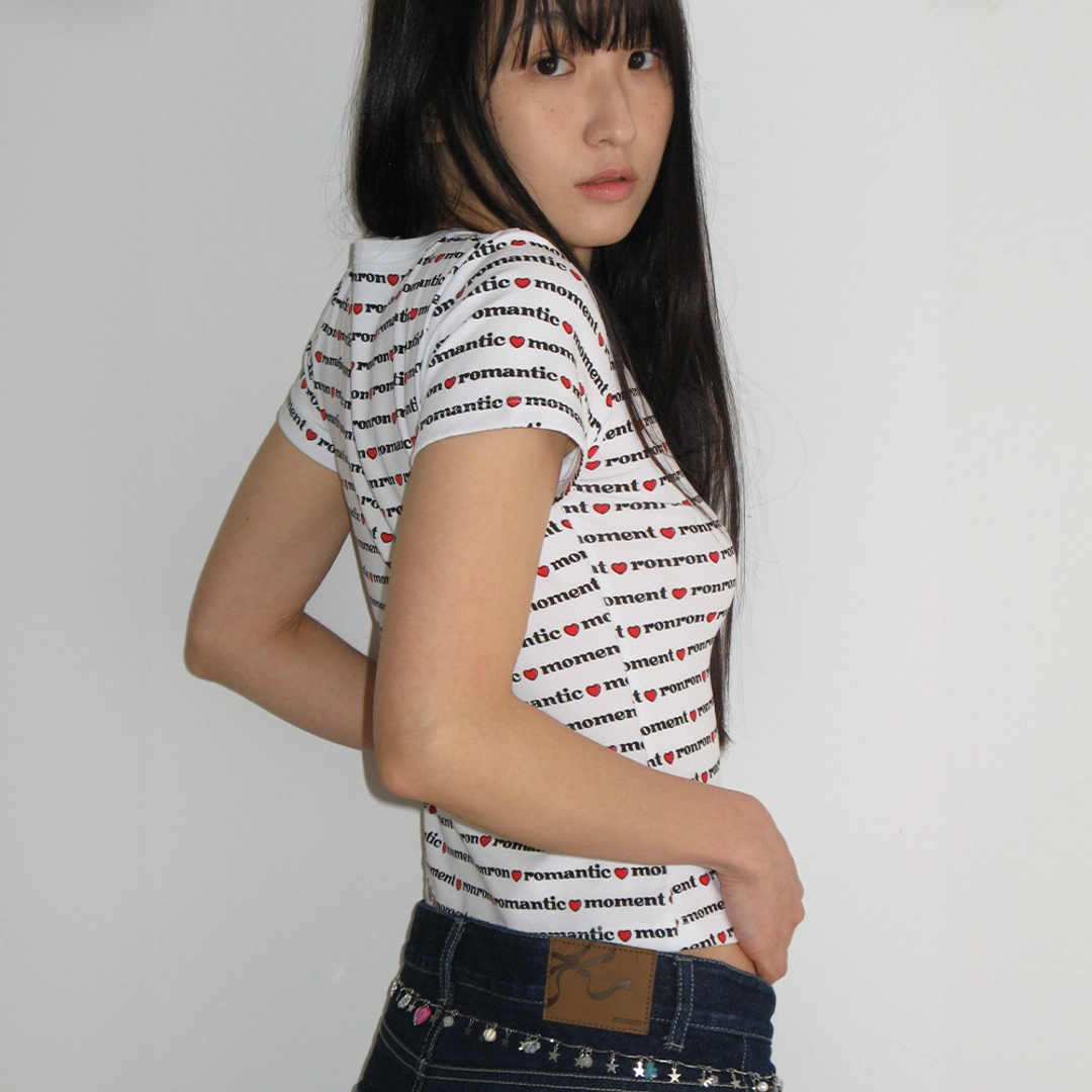 론론 ALL OVER PRINT SLIM CROP T SHIRT WHITE 상품 이미지 2