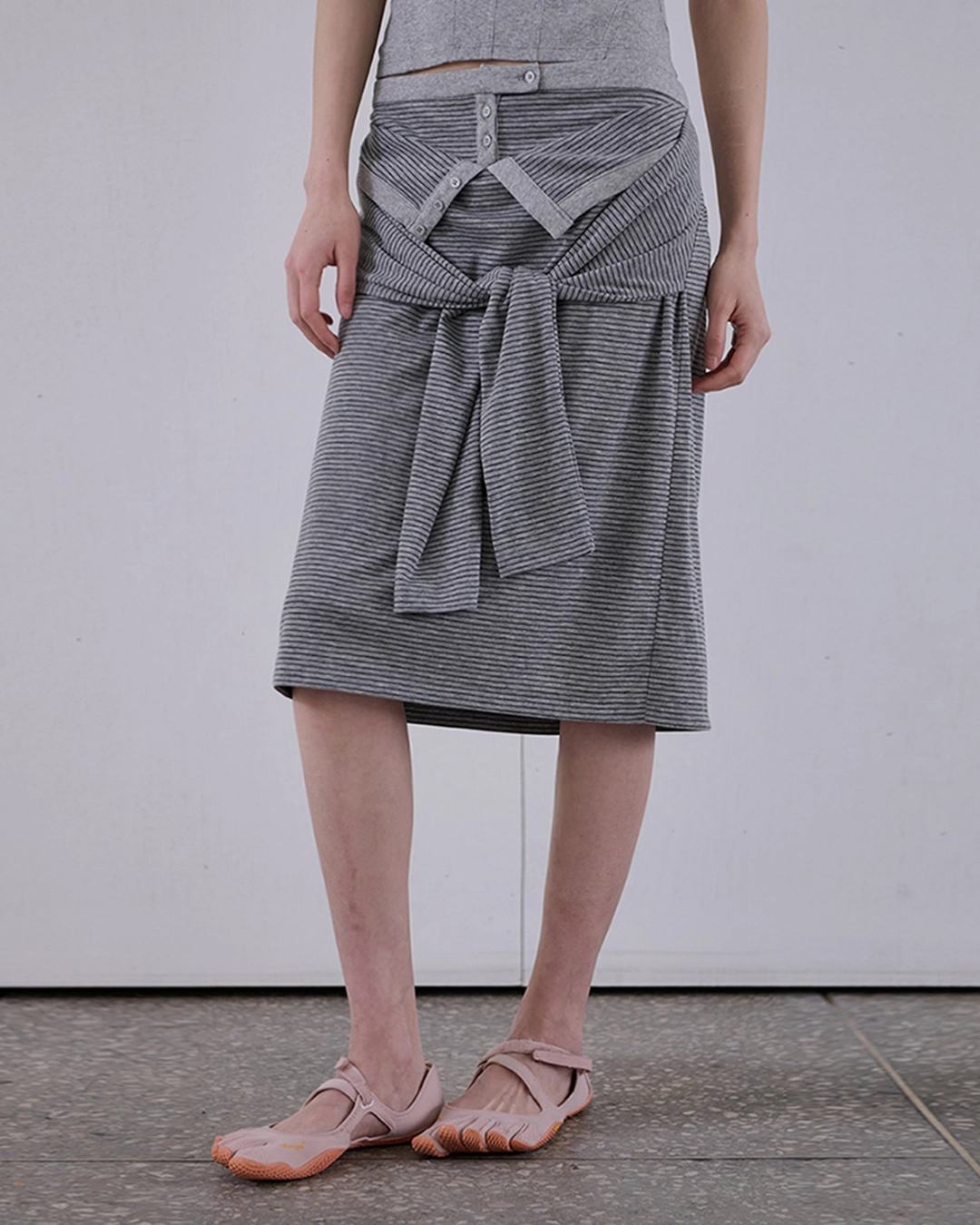 오데스 [5/19 예약출고] STRIPE WRAP TIE SKIRT - GREY 상품 이미지 1