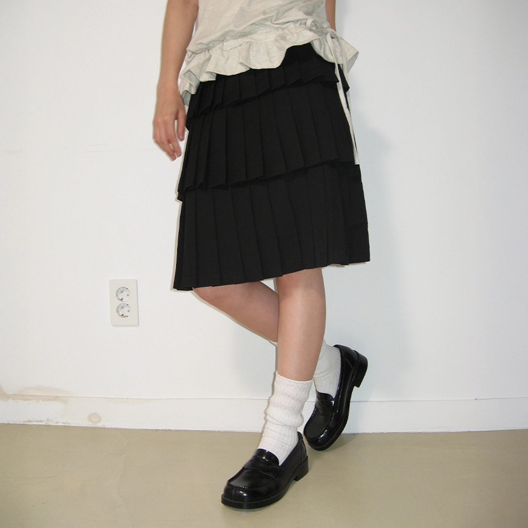 론론 LAYERED PLEATS SKIRT BLACK 상품 이미지 1