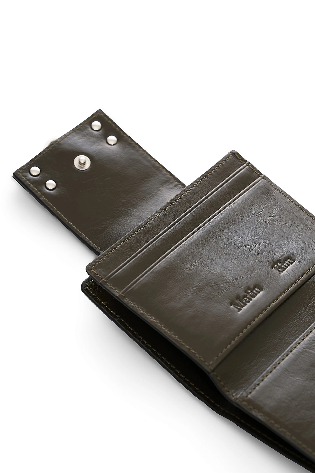 마뗑킴 MATIN ARCH RING FLAP WALLET IN KHAKI 상품 이미지 3