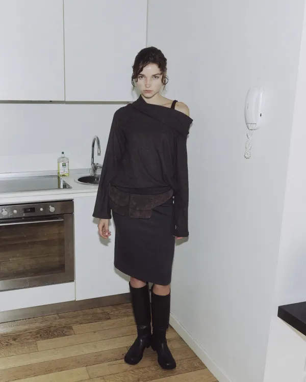 Asymmetric shoulder top (deep brown)